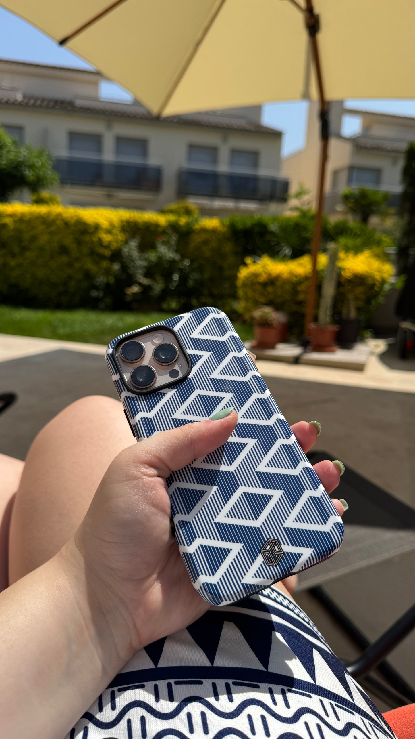Divine Labyrinth - Cover iPhone - Scudo